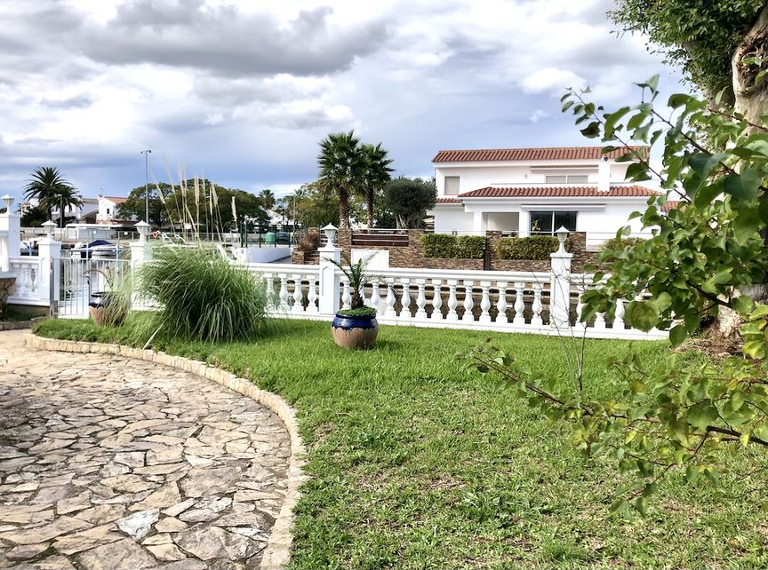 Villa en venta en Empuriabrava con piscina y amarre privado.