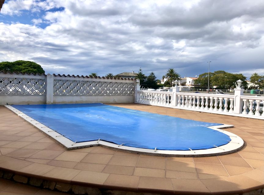 Villa en venta en Empuriabrava con piscina y amarre.