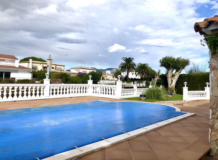 Villa zum Verkauf in Empuriabrava mit Swimmingpool und privatem Liegeplatz.