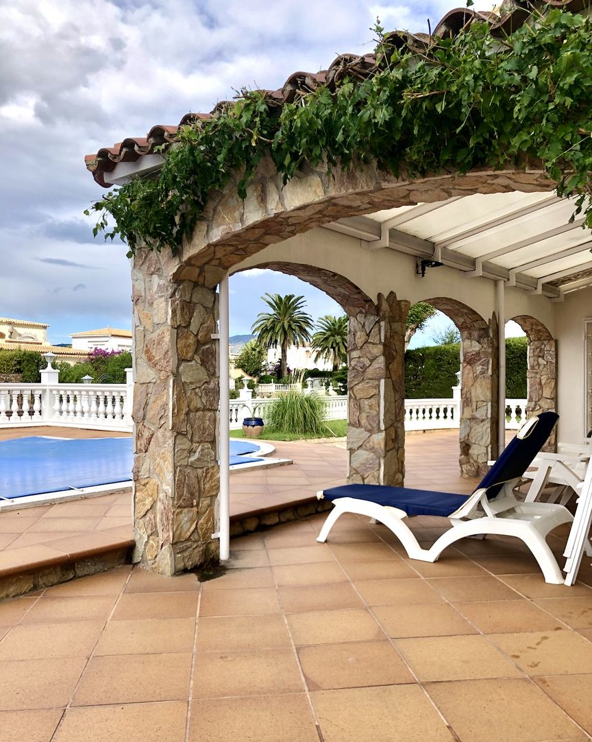 Villa for sale in Empuriabrava with swimming pool and private mooring.