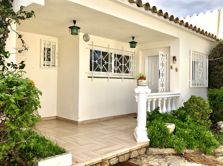 Villa for sale in Empuriabrava with swimming pool and private mooring.