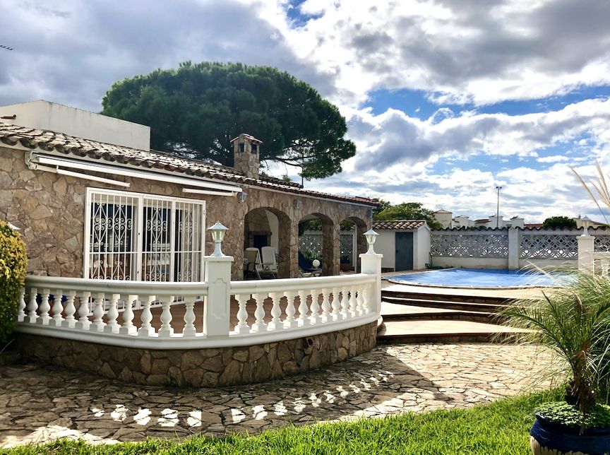 Villa en venta en Empuriabrava con piscina y amarre privado.