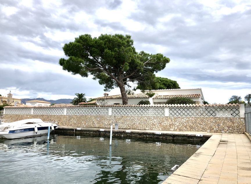 Villa for sale in Empuriabrava with pool and mooring.