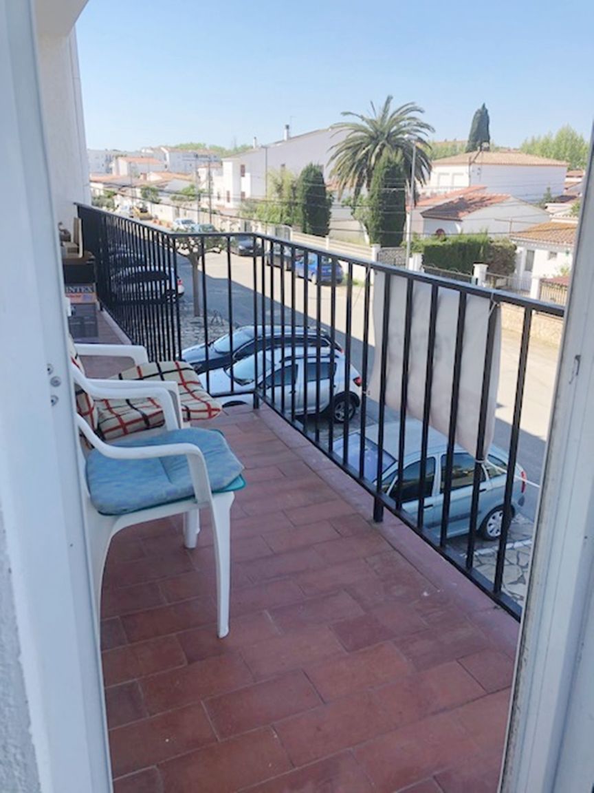 Apartment for sale in Empuriabrava with garage and terrace.