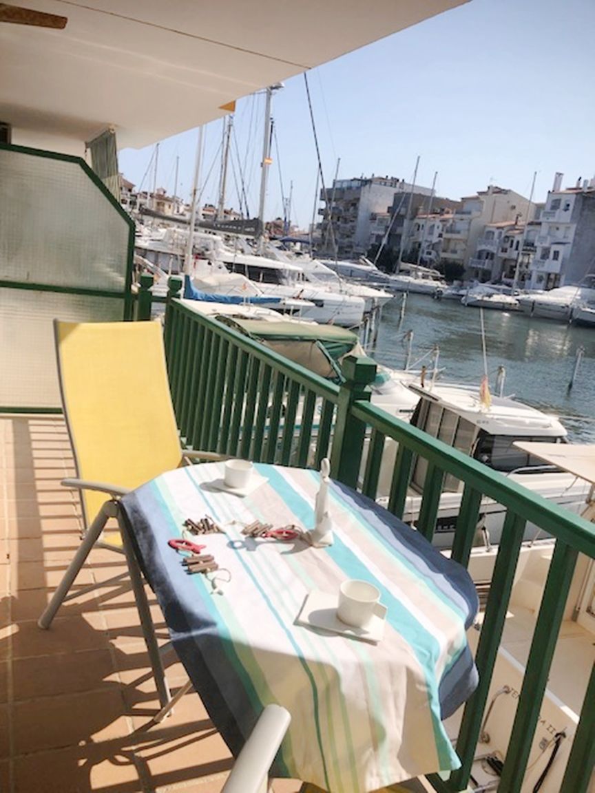 Apartment for sale in Empuriabrava canal view.