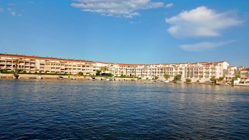 Apartment for sale in Empuriabrava with garage and terrace.