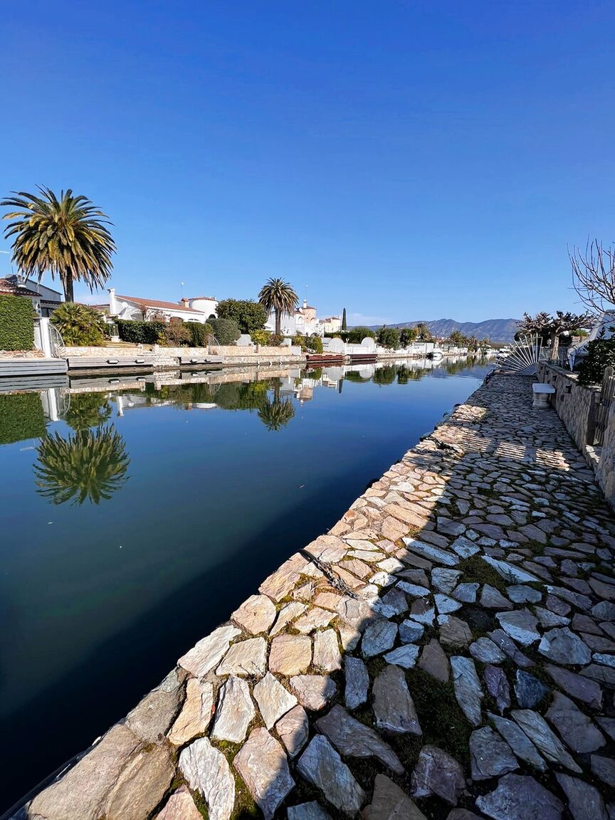 Apartment for sale in Empuriabrava canal view.