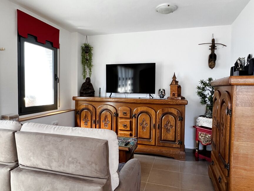 Modern apartment for sale in Roses 500 m far from the beach with parking space.