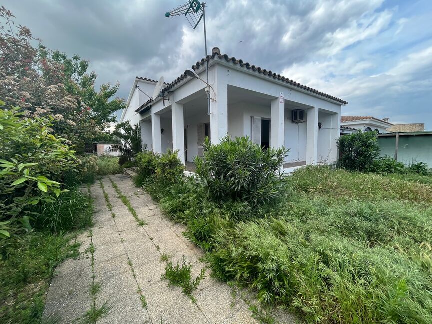 Maison en vente à Empuriabrava avec jardin et terrasse.