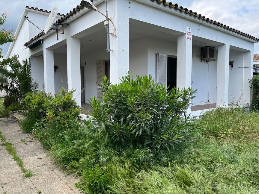 Haus zum Verkauf in Empuriabrava mit Garten und Terrasse.