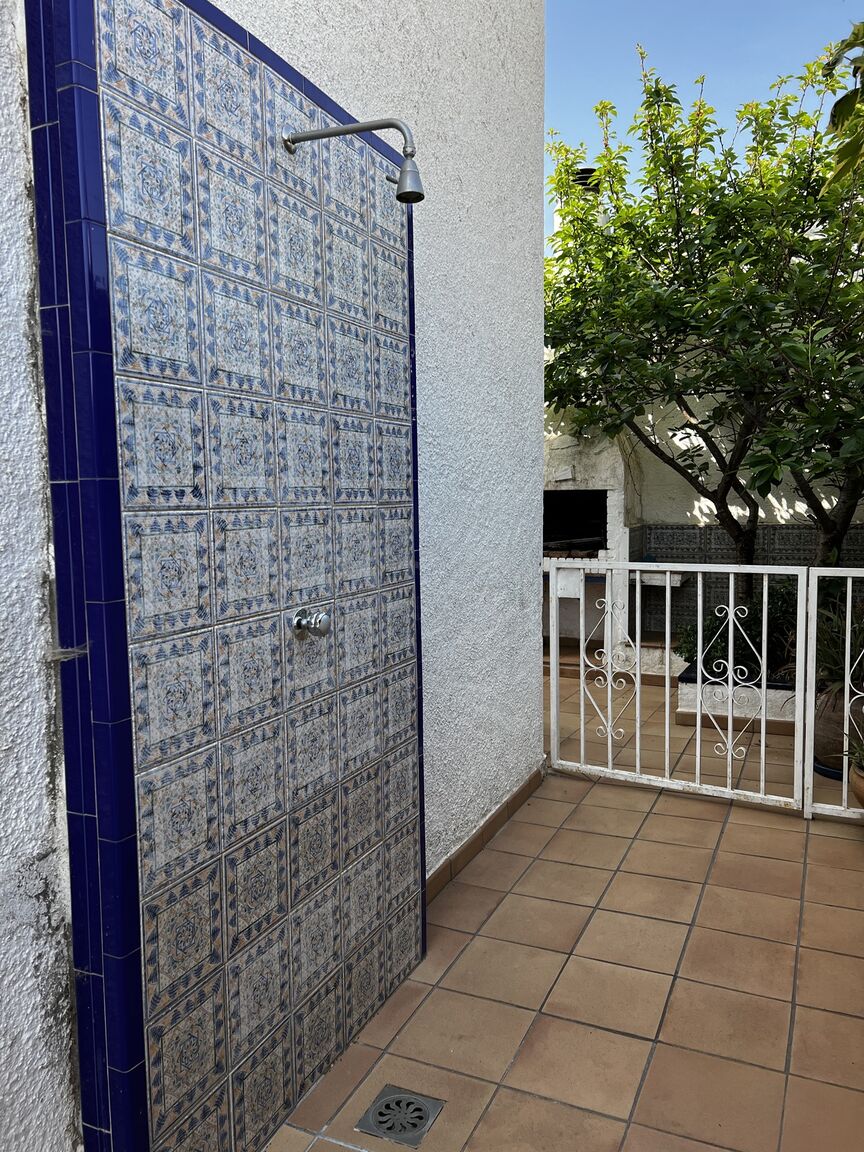 House for sale in Empuriabrava with garden and pool.