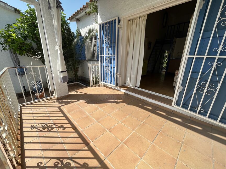 House for sale in Empuriabrava with garden and pool.
