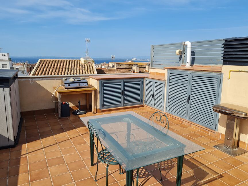 Modern apartment for sale in Roses 500 m far from the beach with parking space.