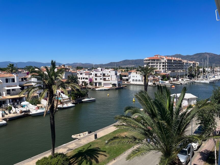 Studio with canal view terrace for sale in Empuriabrava
