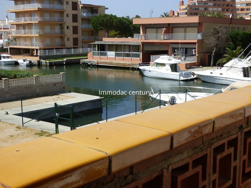 Renovated house with mooring and parking for sale in Roses 500 m far from the beach.