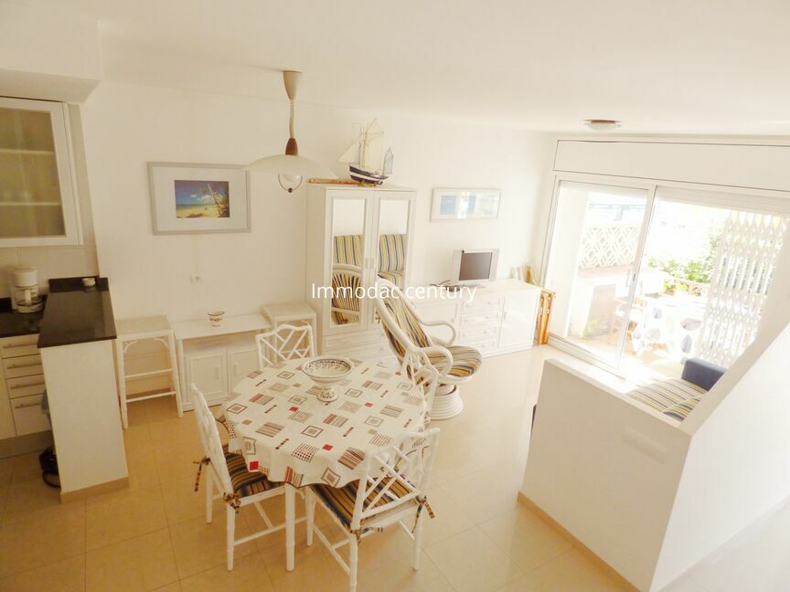 Renovated house with mooring and parking for sale in Roses 500 m far from the beach.