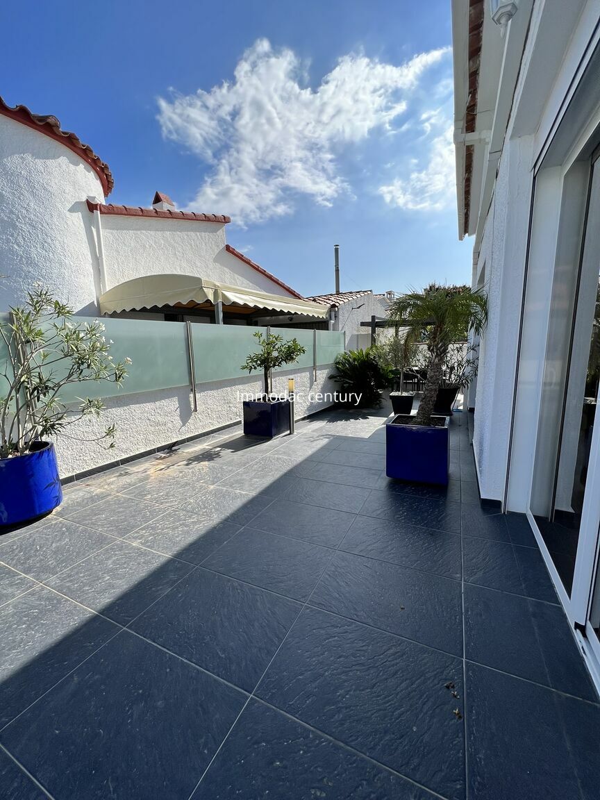 Single storey house with swimming pool for sale in Empuriabrava.