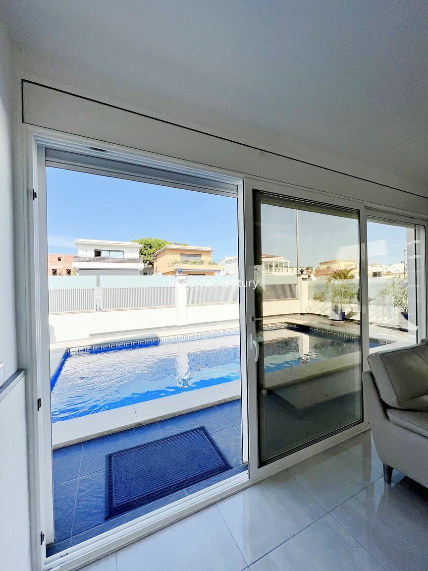 Single storey house with swimming pool for sale in Empuriabrava.