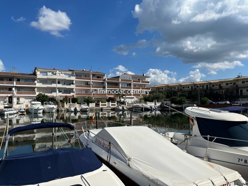 Completely renovated apartment with canal view for sale in Empuriabrava.