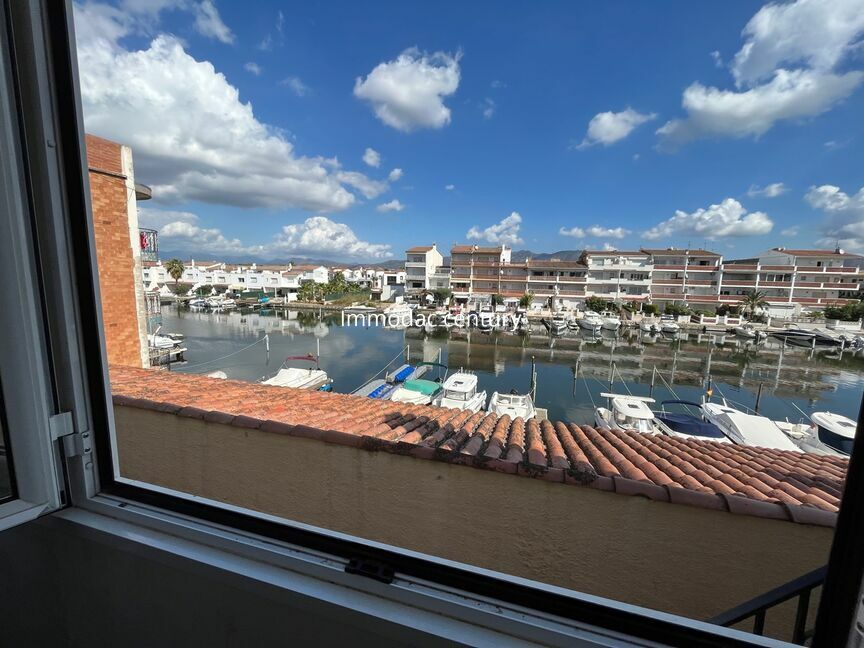 Completely renovated apartment with canal view for sale in Empuriabrava.