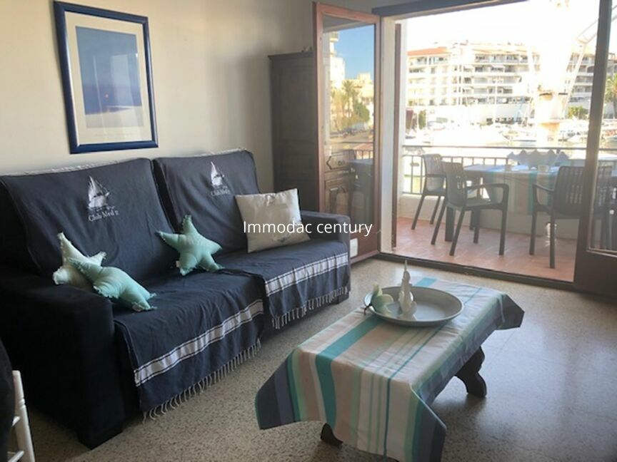 Apartment with terrace overlooking the Empuriabrava canal