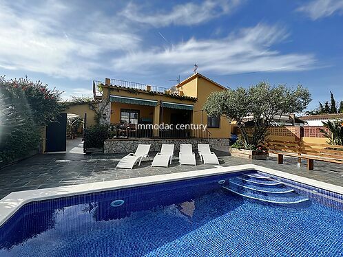 Villa for sale in Empuriabrava on one level with swimming pool and garage.