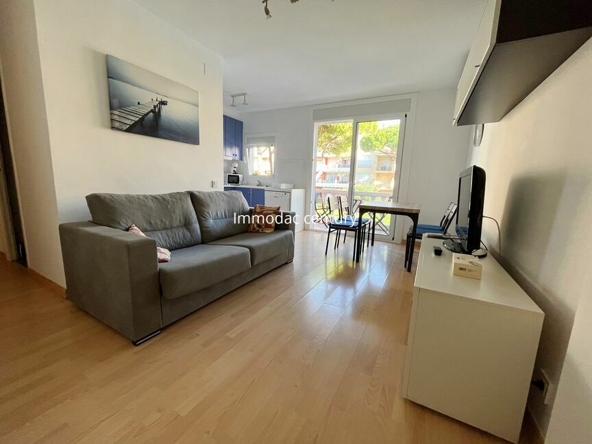 Apartment for sale in Empuriabrava with private parking, community pool second line from the sea