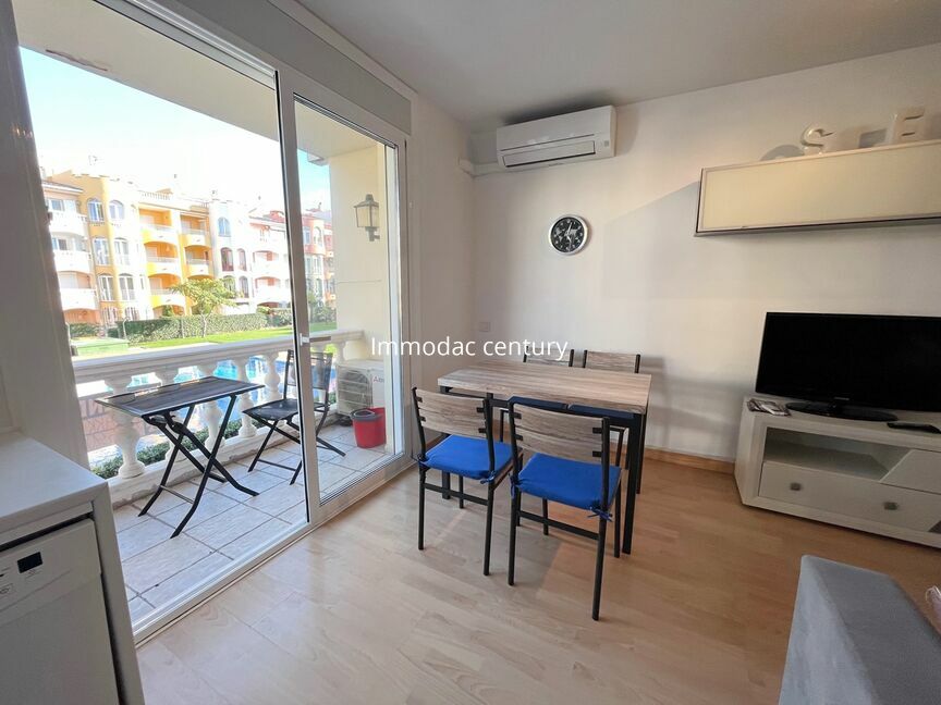 Apartment for sale in Empuriabrava with private parking, community pool second line from the sea