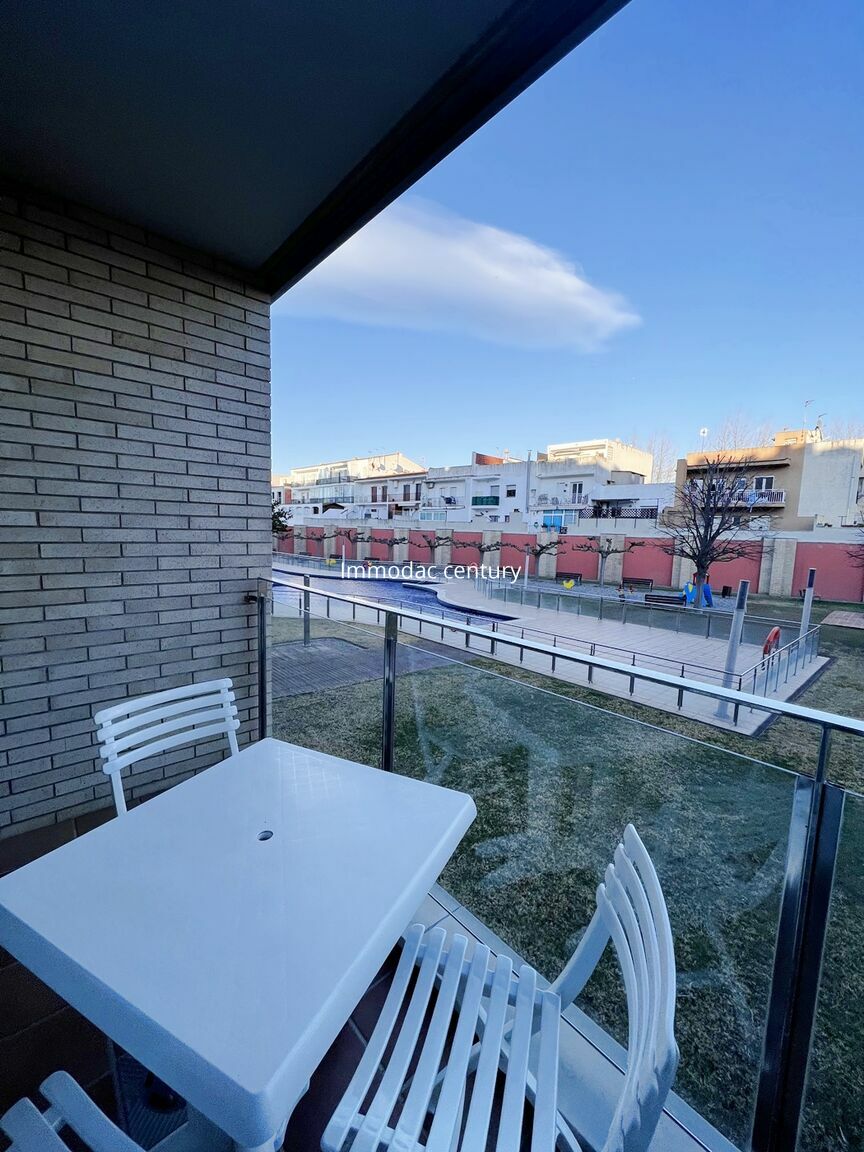 Apartment for sale in Empuriabrava with terrace.