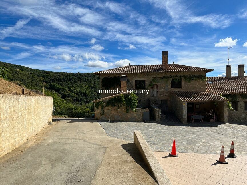 Restored farmhouse with tourist license and 100 ha of land