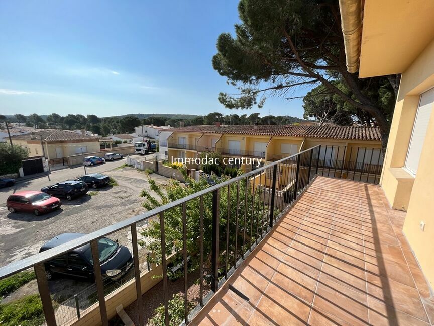 Apartment for sale in L'Escala with large terraces