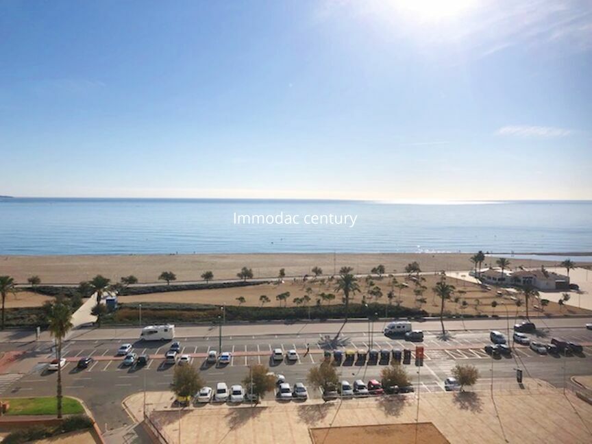 Apartment for sale in Empuriabrava sea view and  garage
