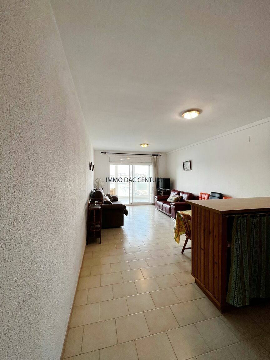 Canal view apartment with garage for sale in Empuriabrava.
