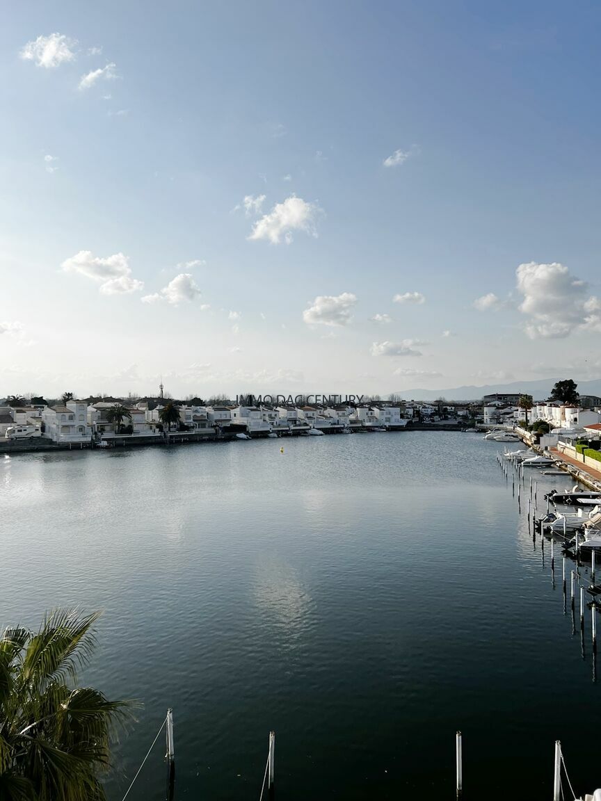 Canal view apartment with garage for sale in Empuriabrava.