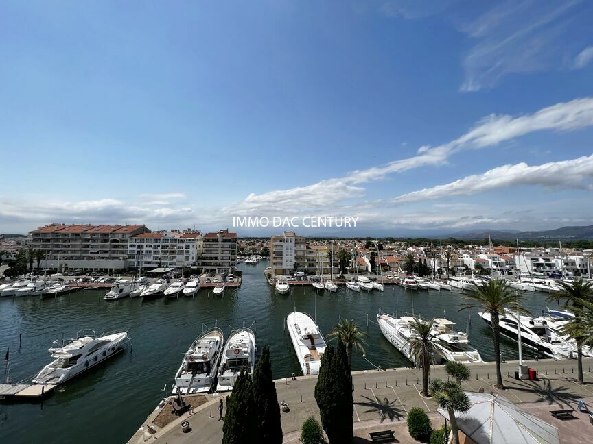 Apartment in Empuriabrava canal view and terrace