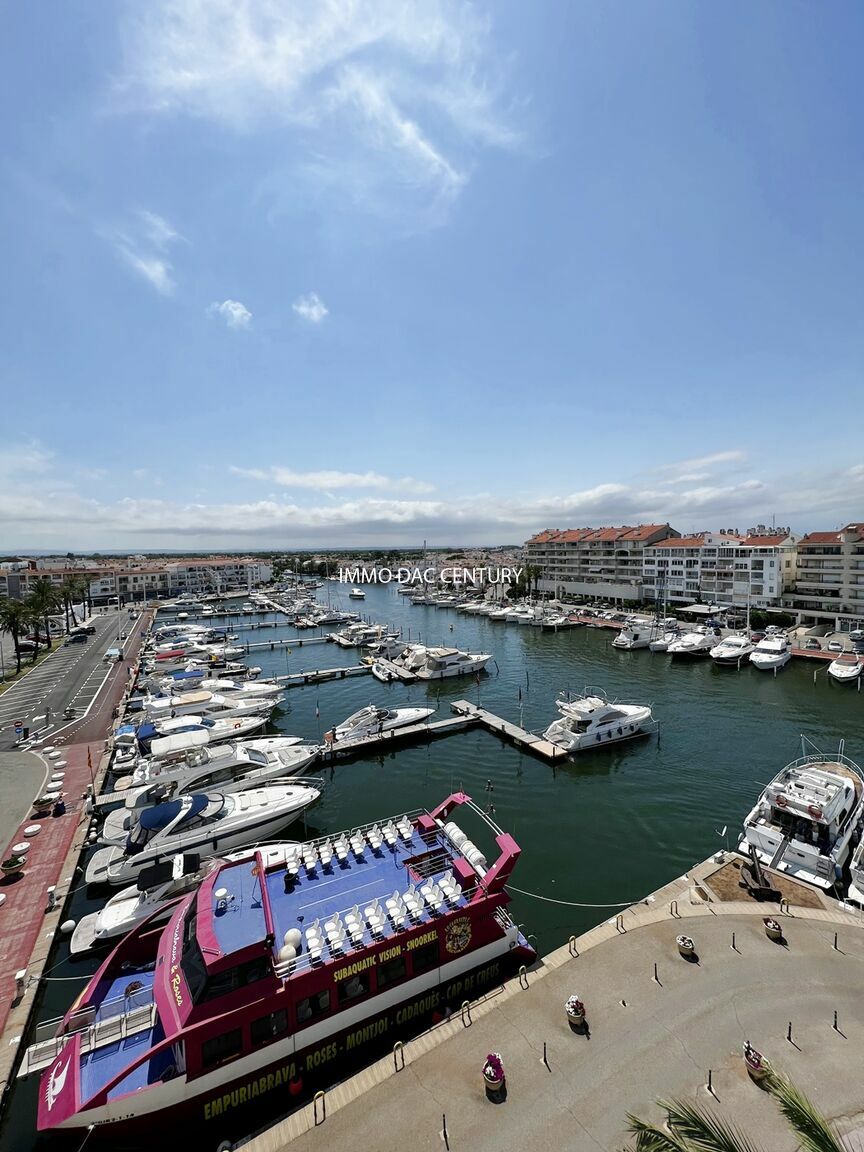 Apartment in Empuriabrava canal view and terrace