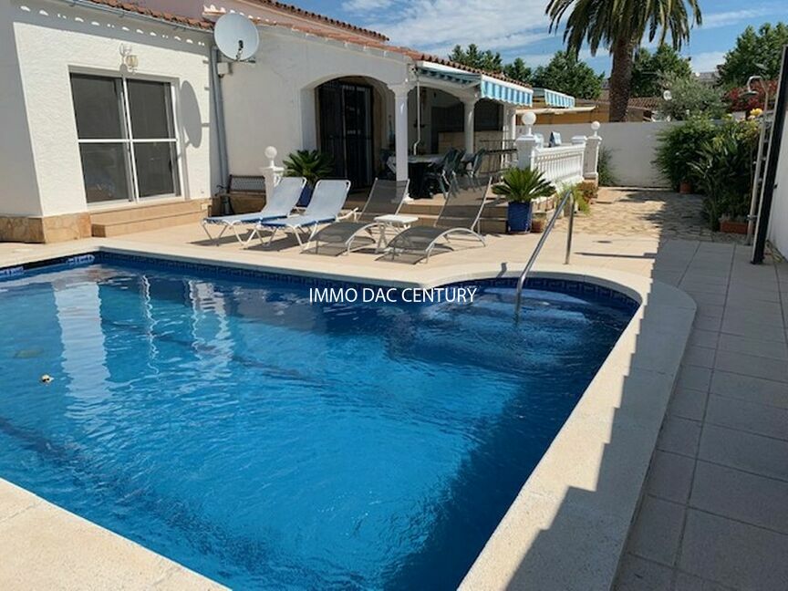 Single storey villa for sale in Empuriabrava with swimming pool.