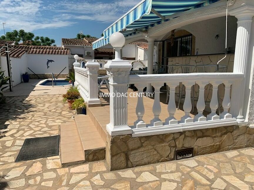 Single storey villa for sale in Empuriabrava with swimming pool.