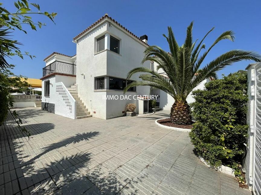 Villa with 23 m mooring for sale in Roses