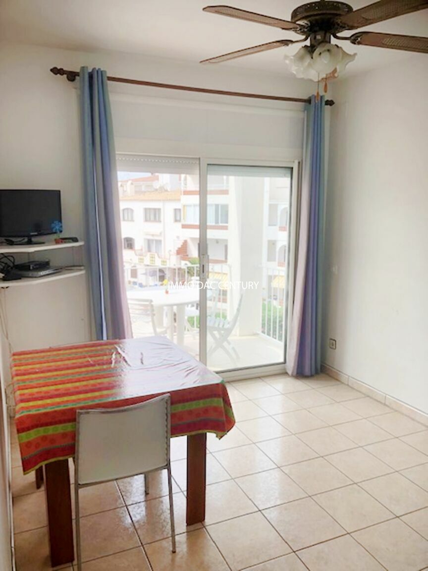 Apartment for sale in Empuriabrava with parking.