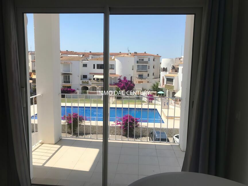 Apartment for sale in Empuriabrava with parking.