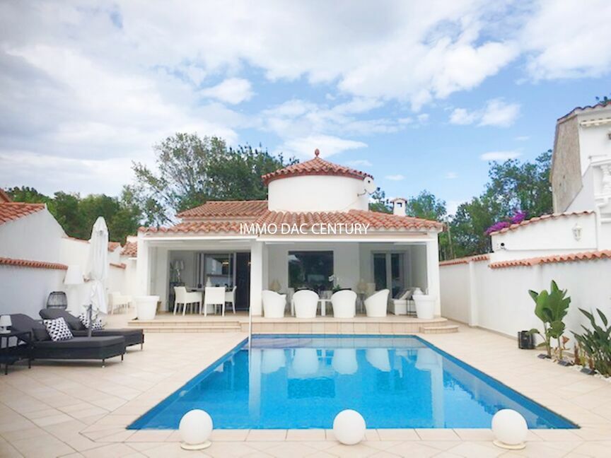 Villa en venta en Empuriabrava con piscina y amarre