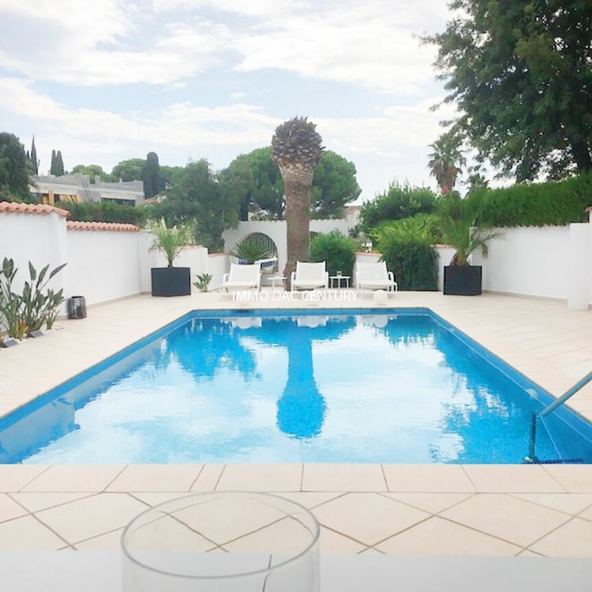 Villa en venta en Empuriabrava con piscina y amarre