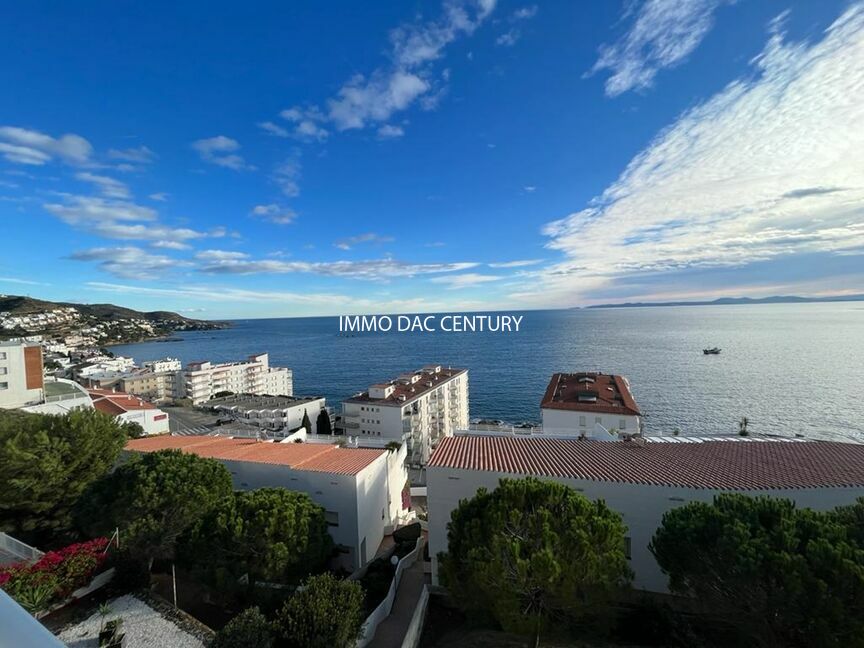 Apartment with sea view for sale in Roses