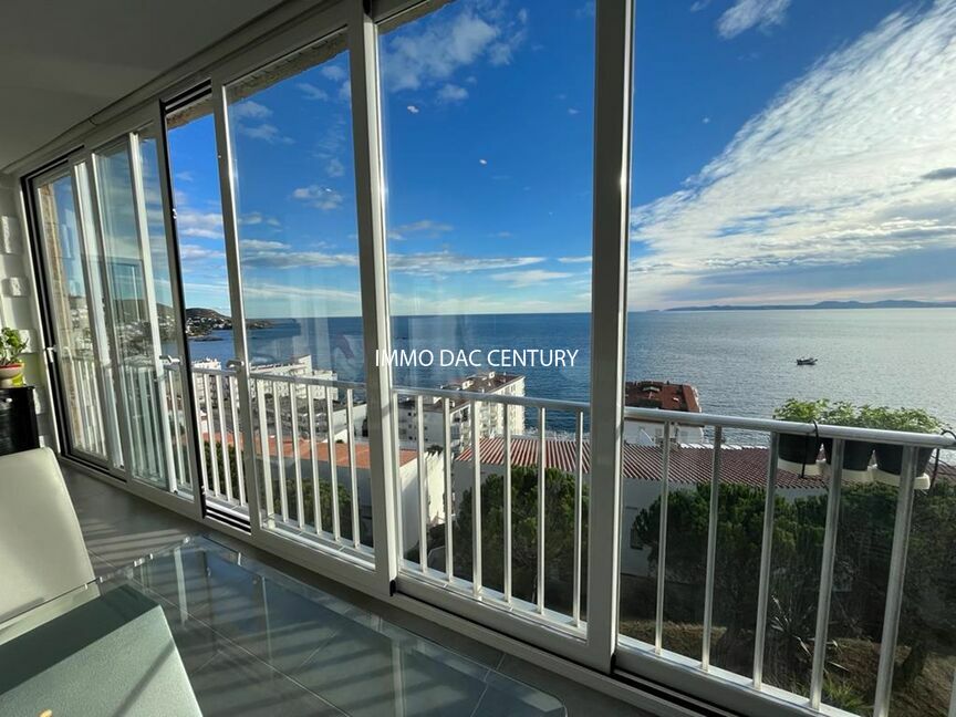 Apartment with sea view for sale in Roses