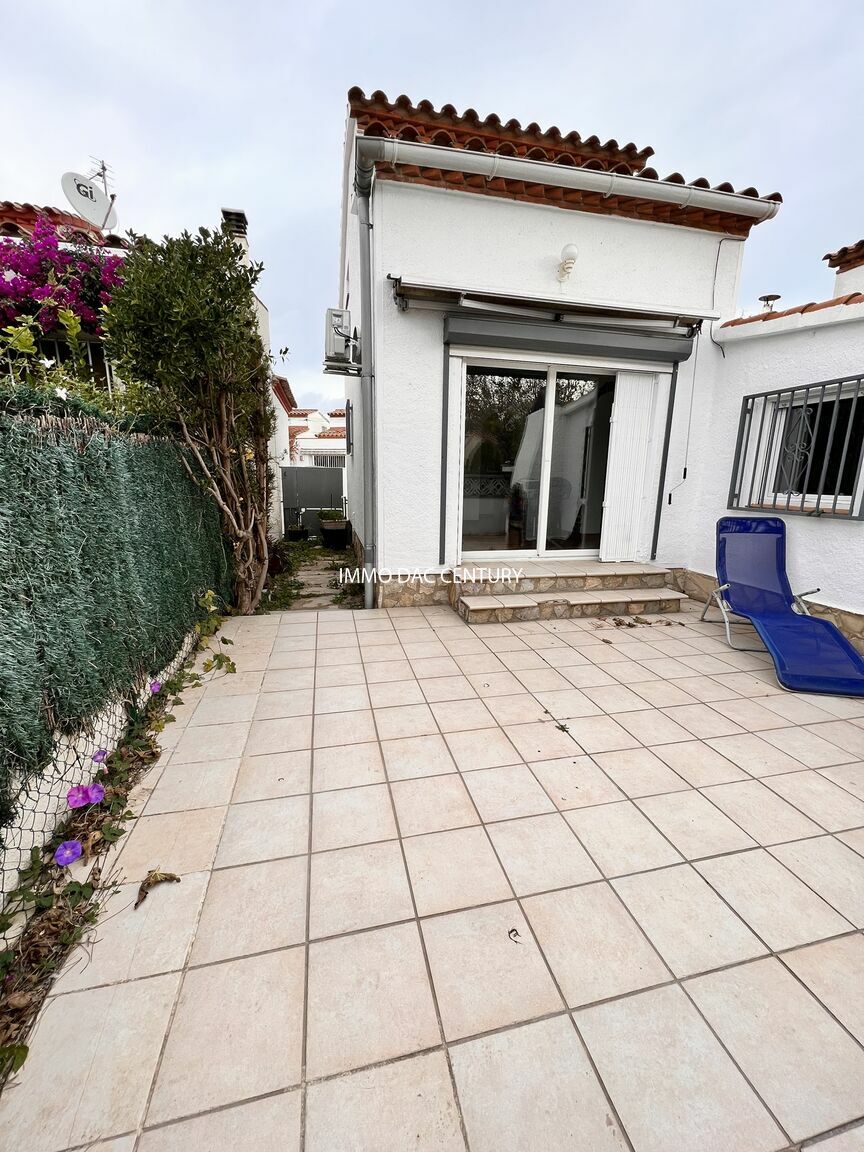 House for sale in Empuriabrava with private parking space.