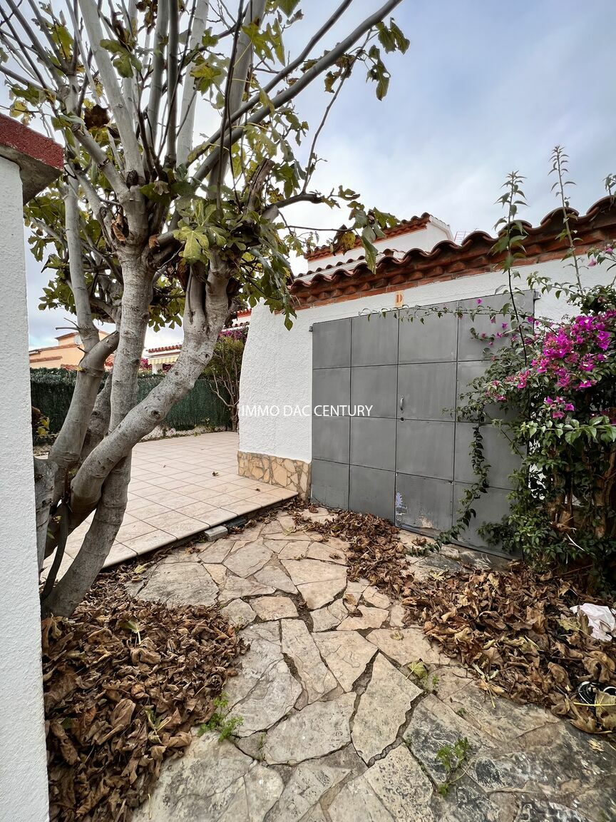 House for sale in Empuriabrava with private parking space.
