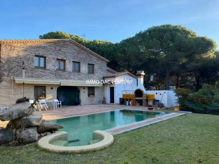 Farmhouse for sale with swimming pool in santa Coloma de farners