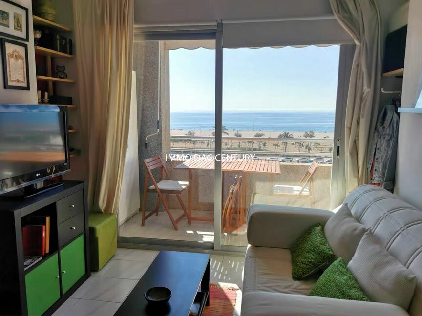 Studio on the first line of the sea for sale in Empuriabrava.