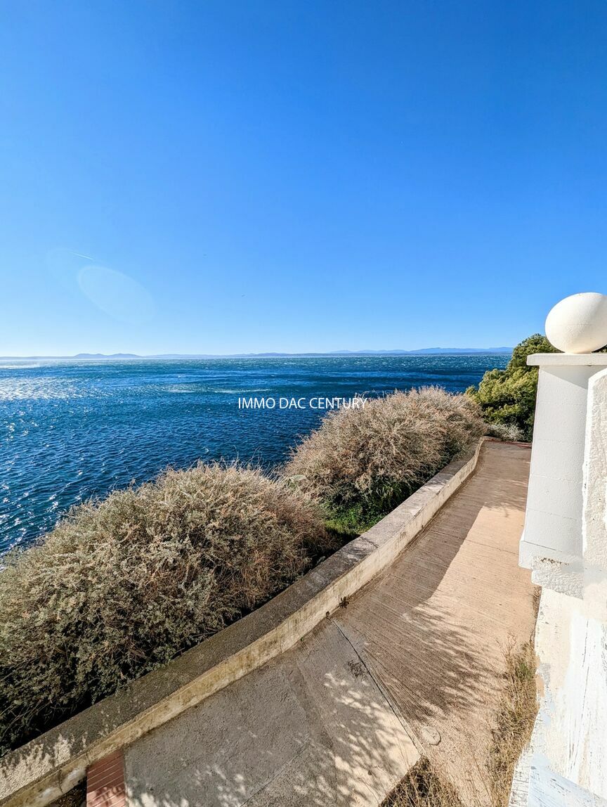Apartment for sale in Roses on the first line of the sea.